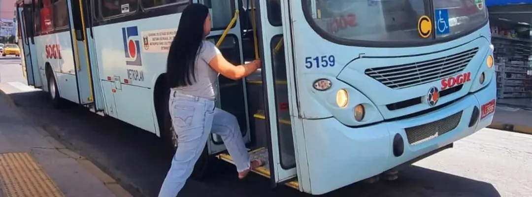 Embarque de uma estudante no ônibus da Metroplan
