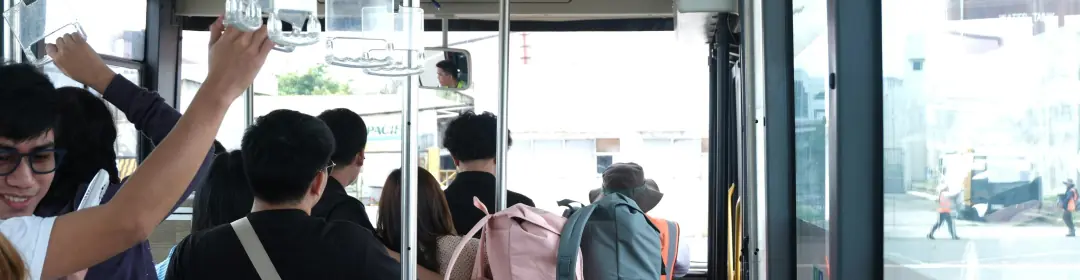 Estudantes dentro de ônibus